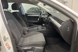 valkoinen Volkswagen Passat 2021 kuva 16.