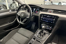 valkoinen Volkswagen Passat 2021 kuva 17.