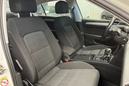 valkoinen Volkswagen Passat 2021 kuva 18.