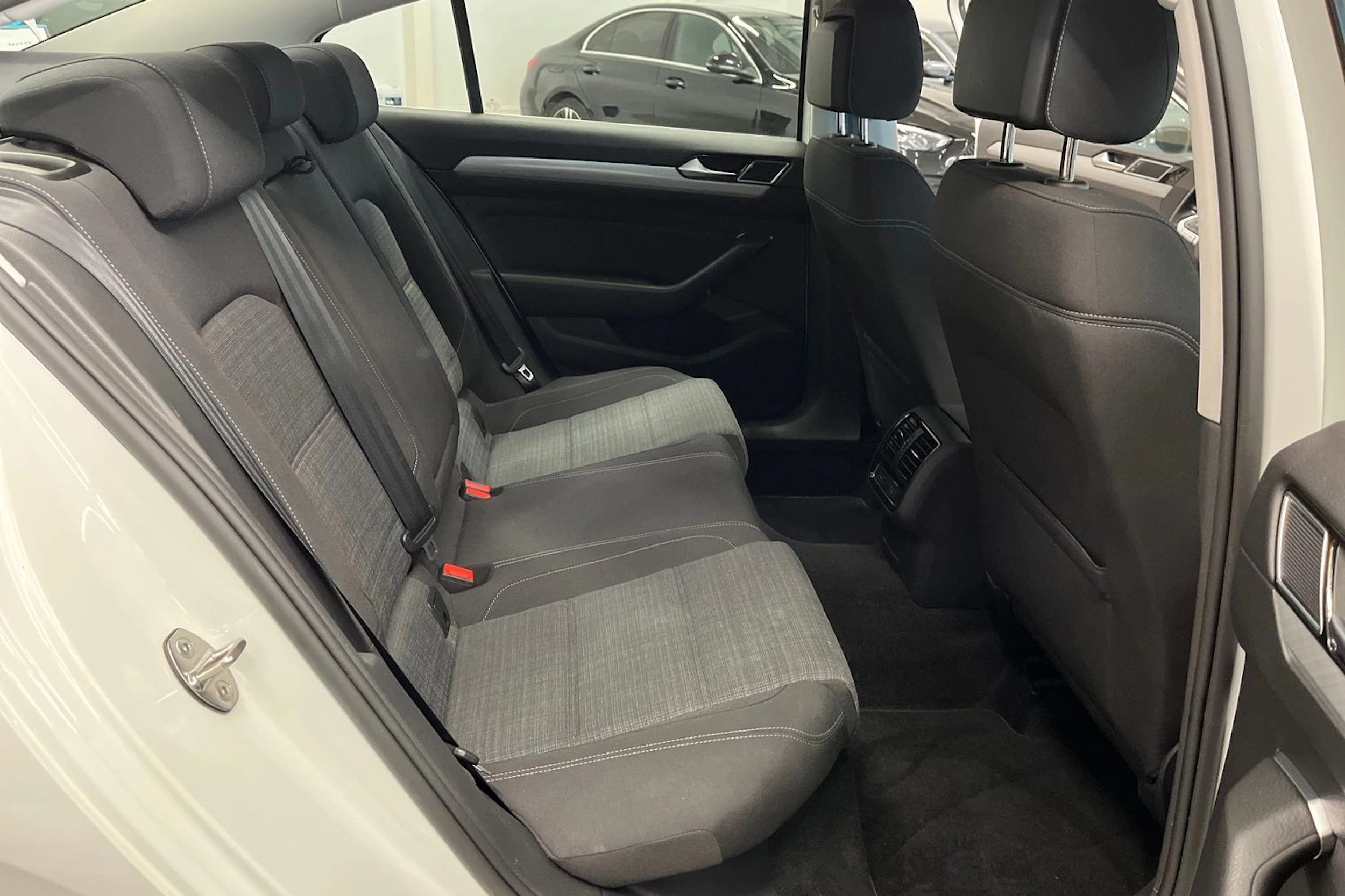 valkoinen Volkswagen Passat 2021 kuva 19.