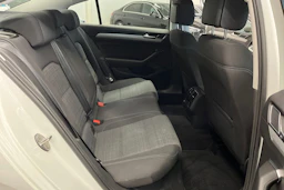 valkoinen Volkswagen Passat 2021 kuva 19.