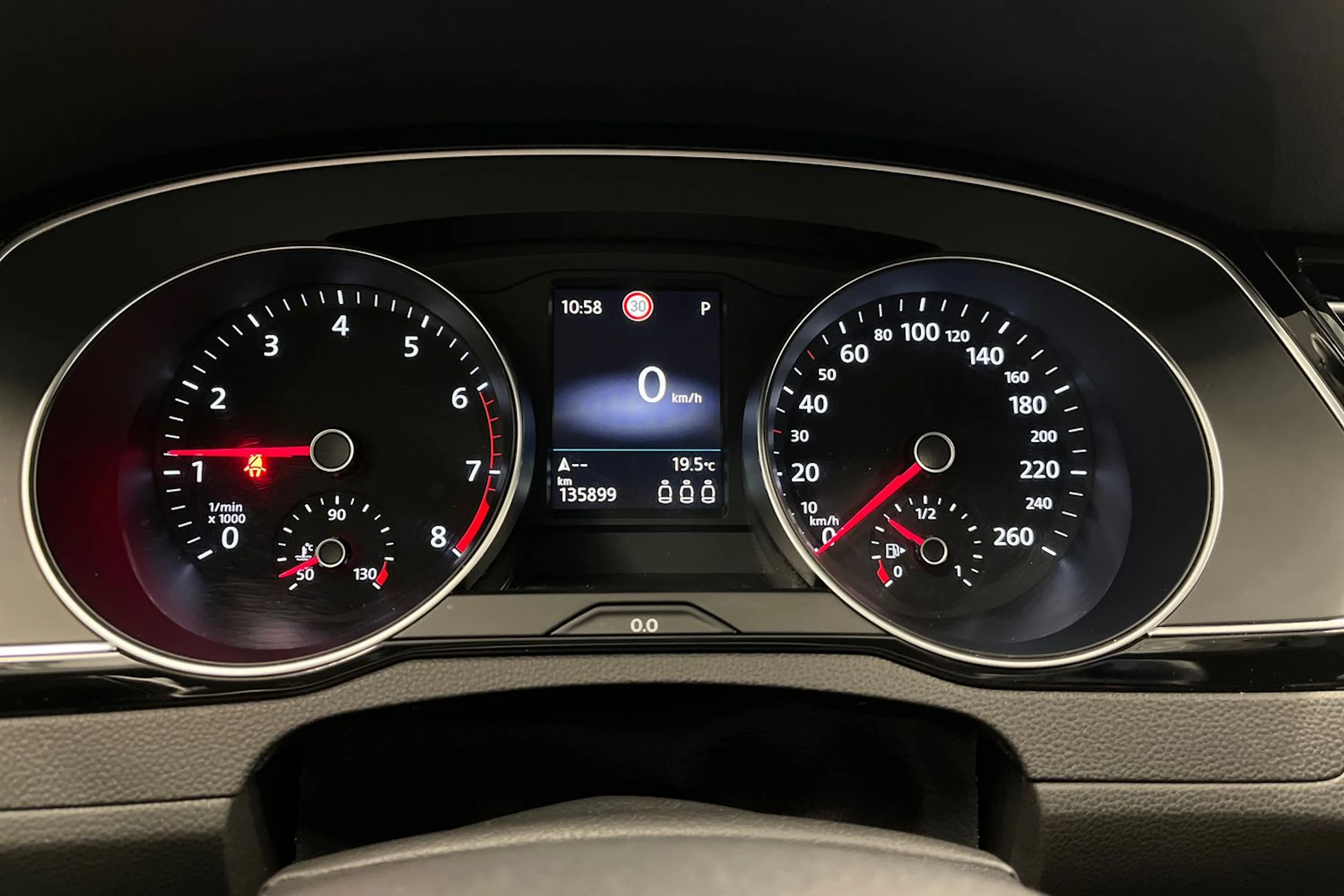 valkoinen Volkswagen Passat 2021 kuva 20.