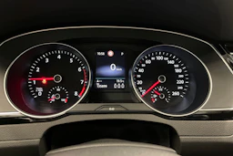 valkoinen Volkswagen Passat 2021 kuva 20.