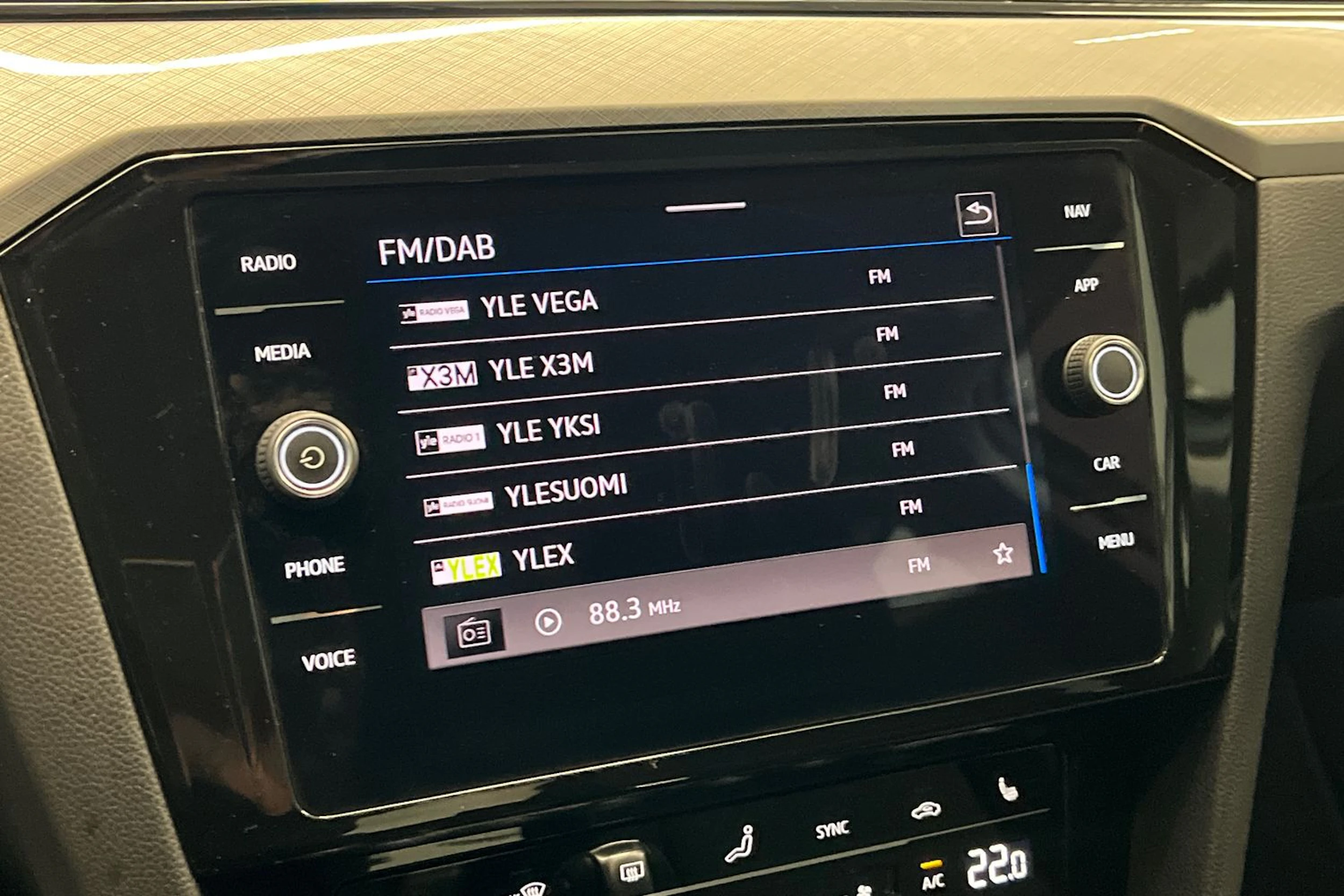 valkoinen Volkswagen Passat 2021 kuva 21.