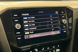 valkoinen Volkswagen Passat 2021 kuva 21.