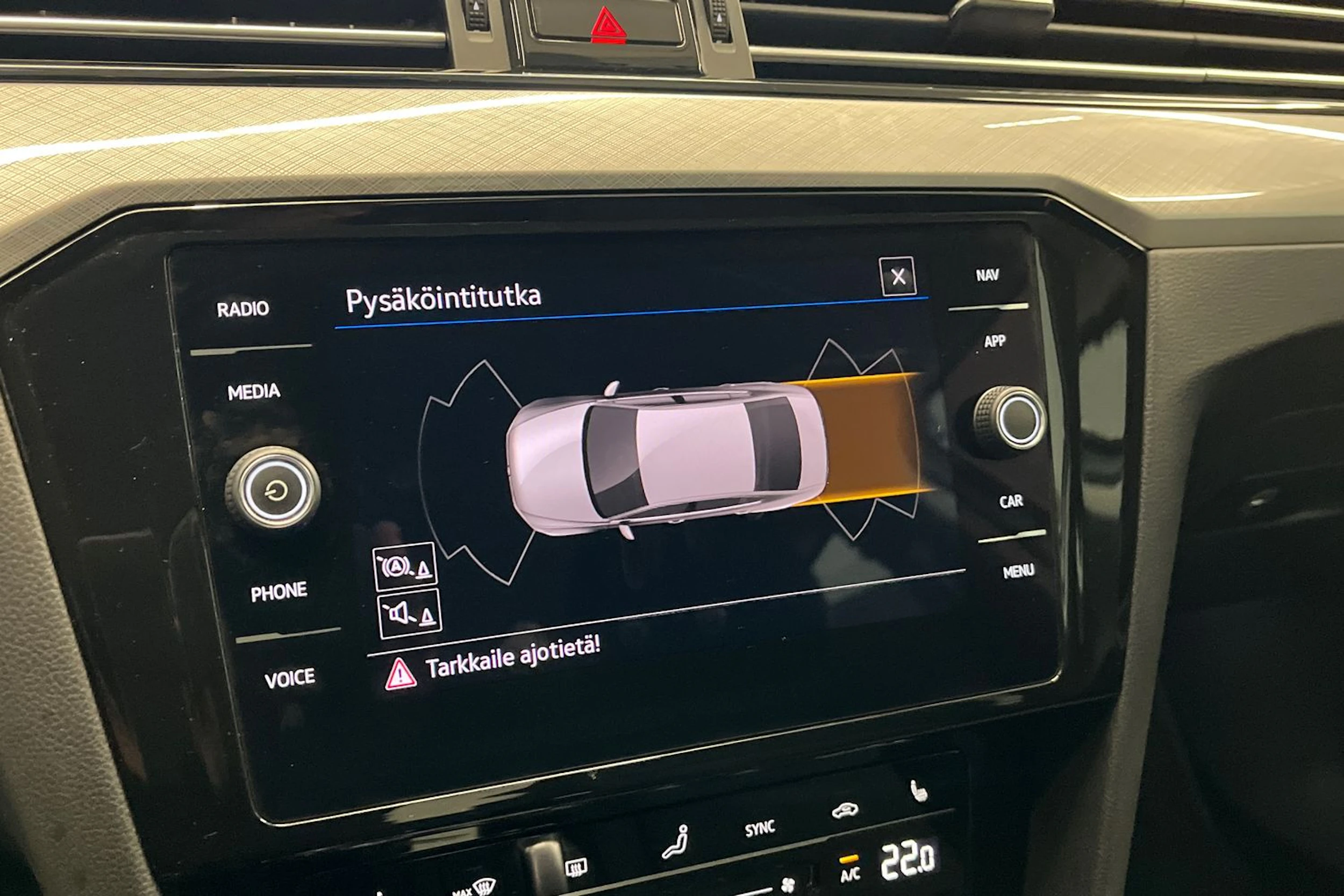 valkoinen Volkswagen Passat 2021 kuva 22.