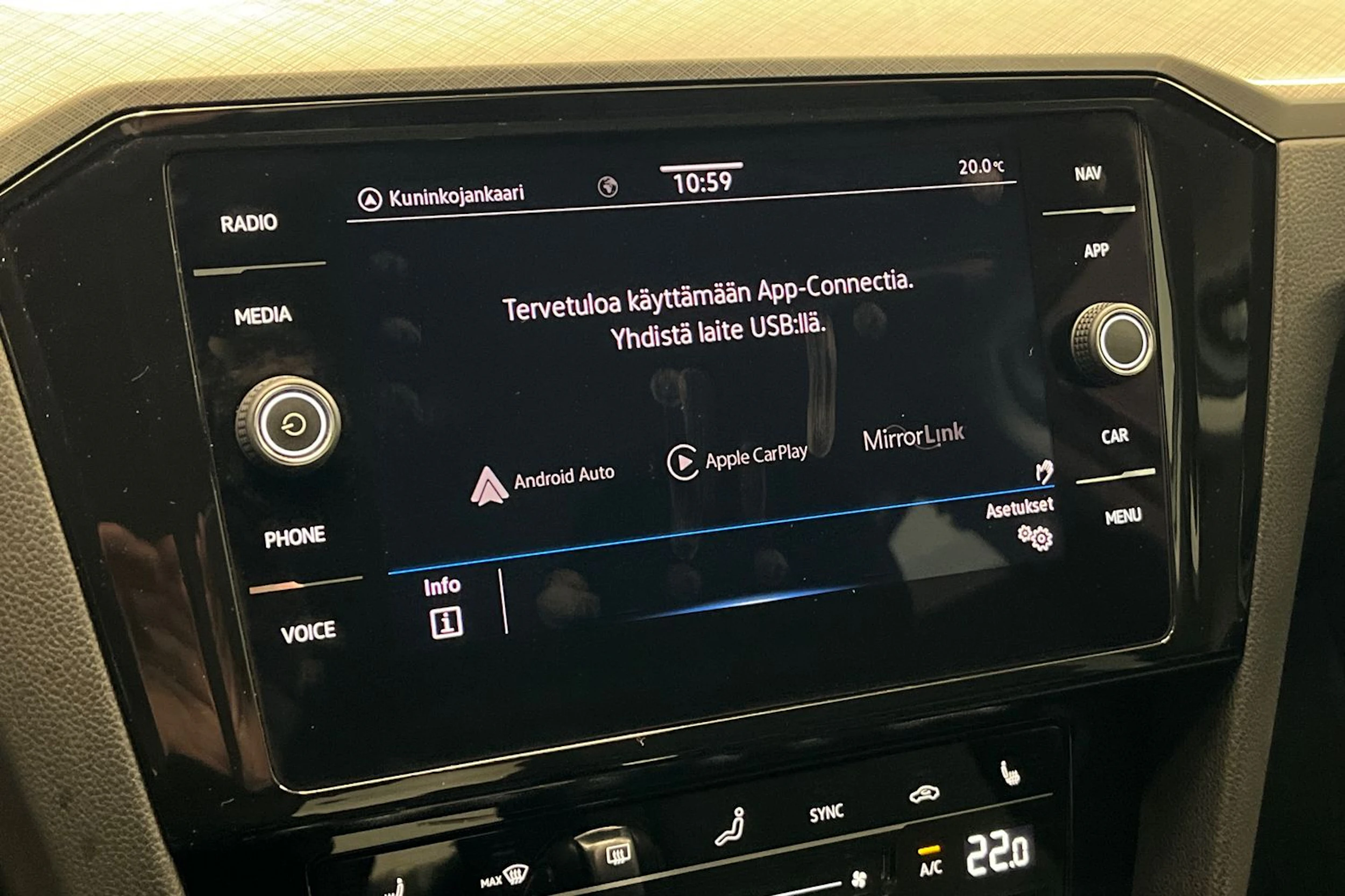 valkoinen Volkswagen Passat 2021 kuva 25.