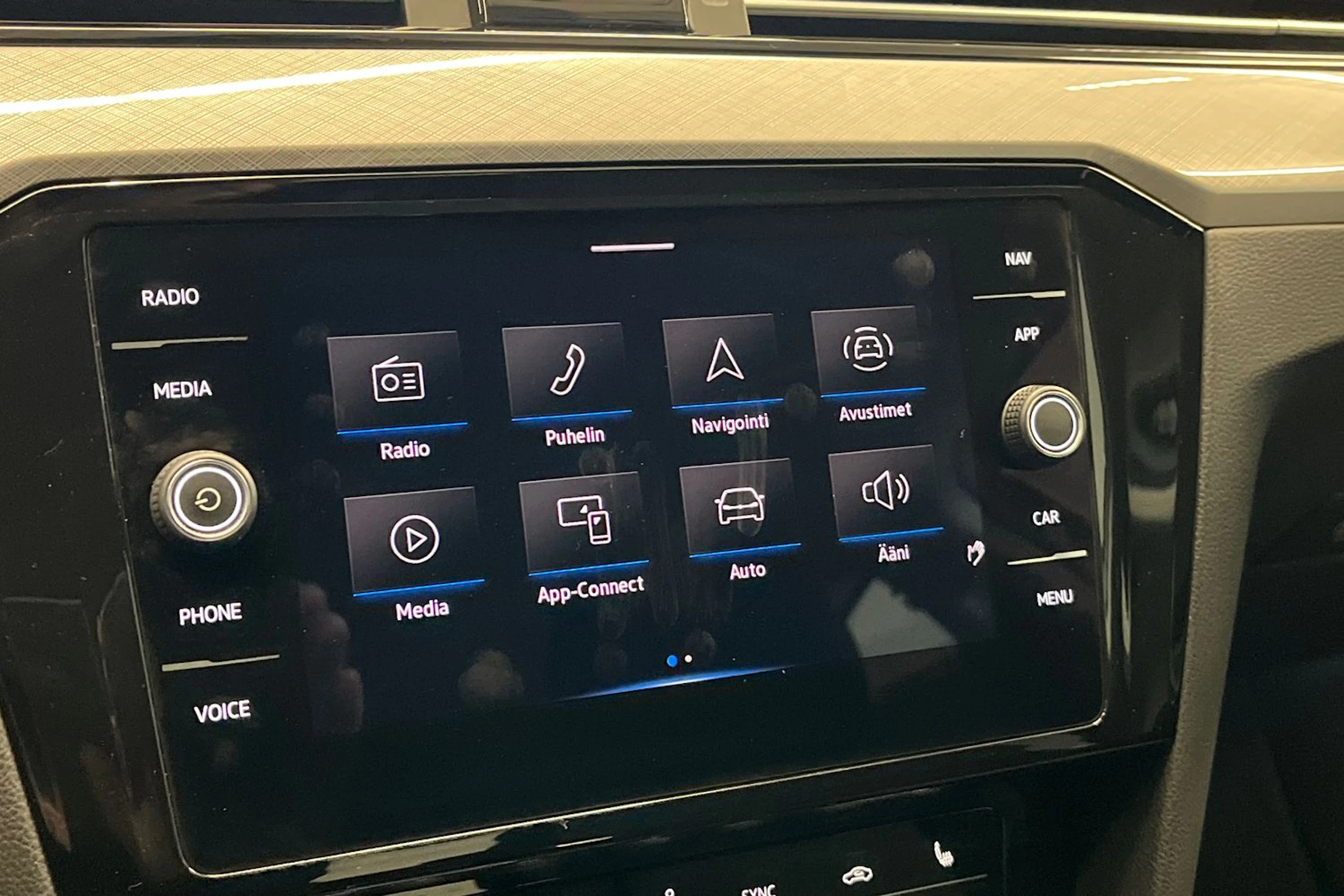 valkoinen Volkswagen Passat 2021 kuva 27.