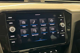 valkoinen Volkswagen Passat 2021 kuva 27.