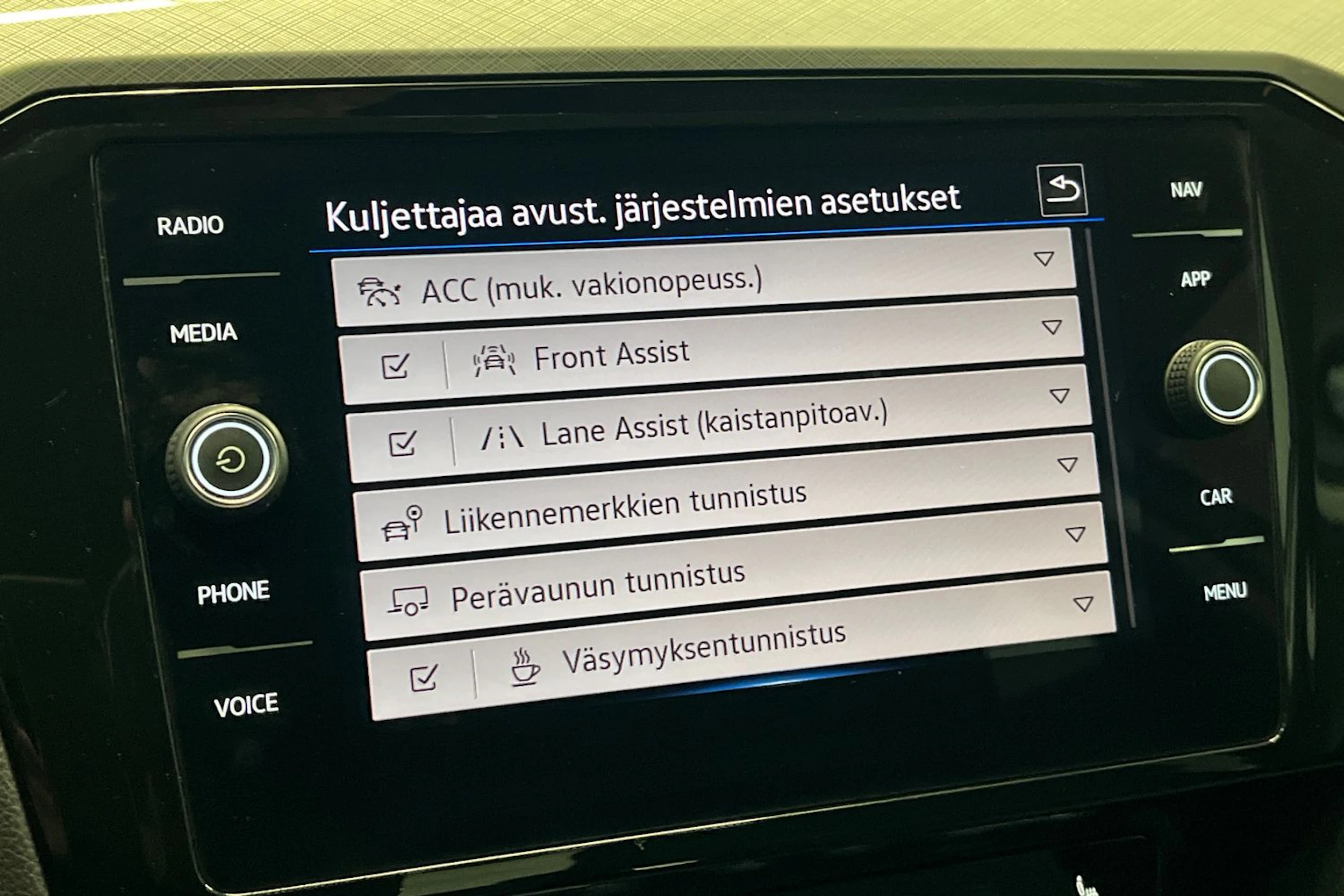 valkoinen Volkswagen Passat 2021 kuva 29.