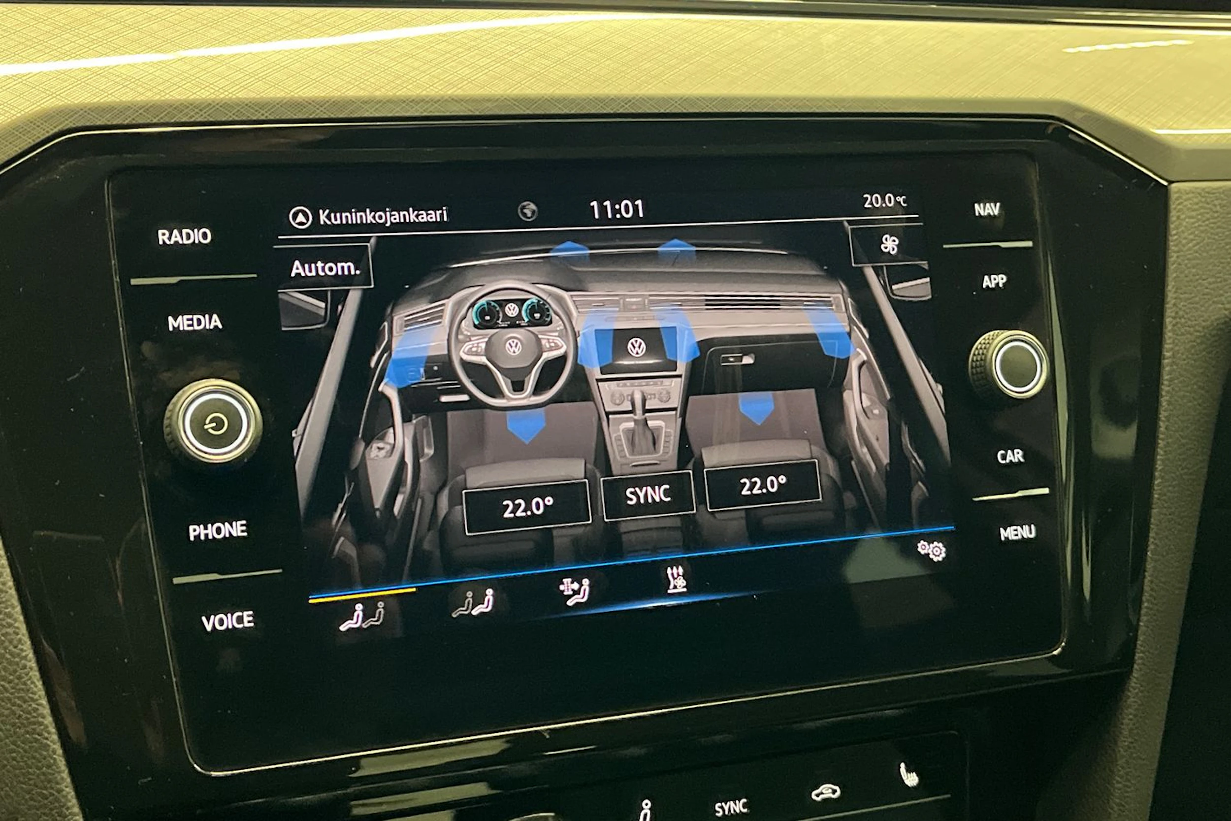 valkoinen Volkswagen Passat 2021 kuva 30.