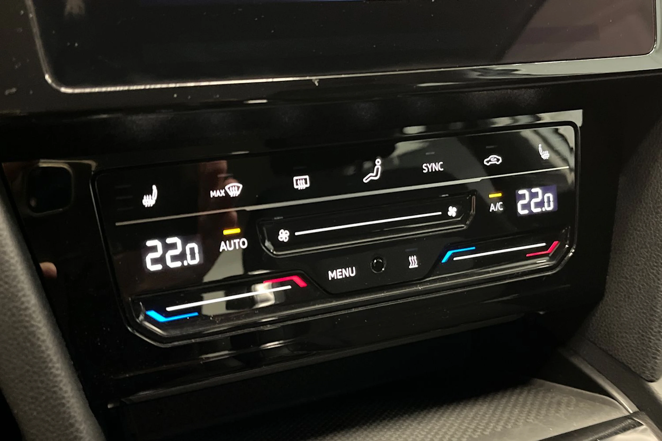 valkoinen Volkswagen Passat 2021 kuva 32.