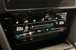 valkoinen Volkswagen Passat 2021 kuva 32.