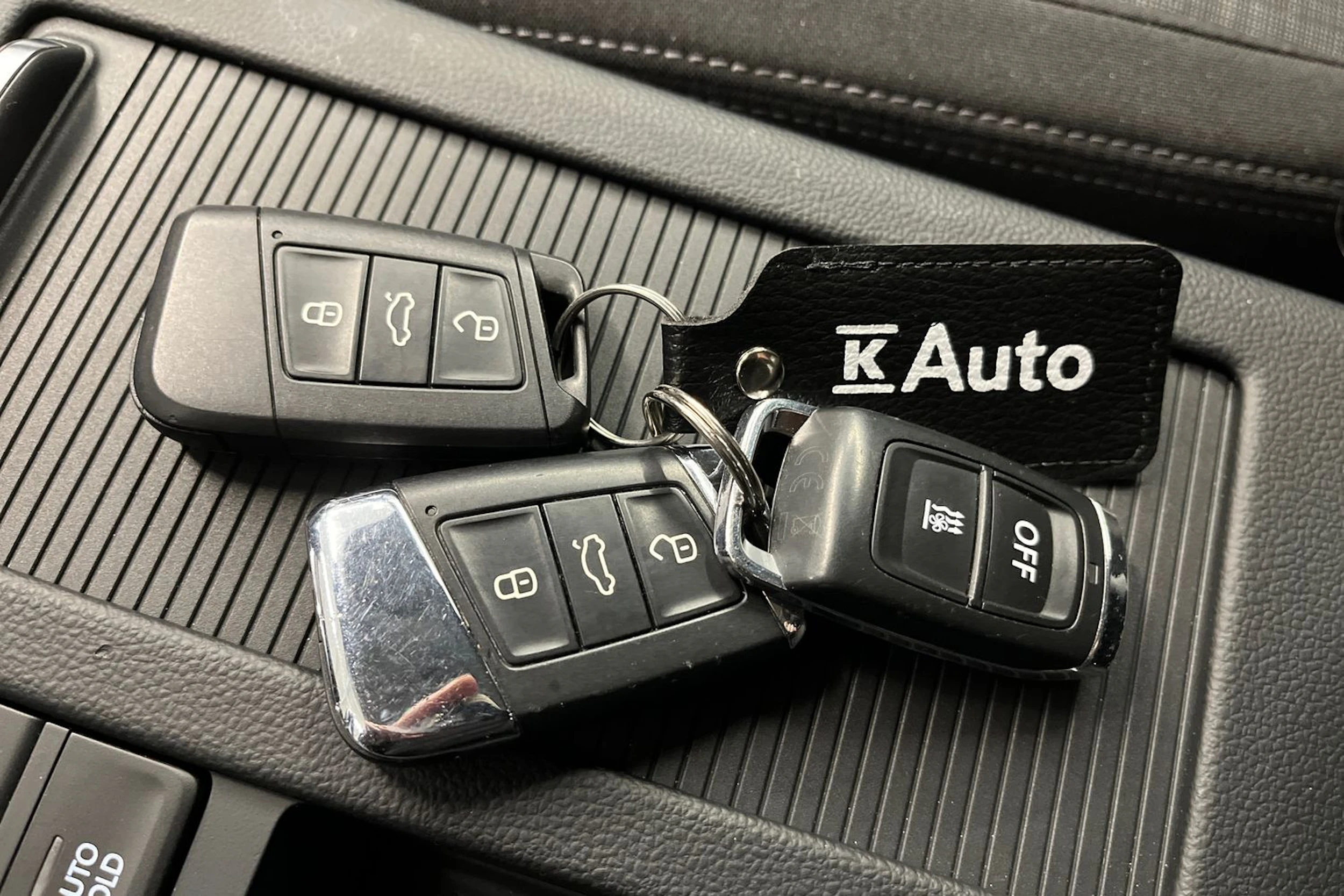 valkoinen Volkswagen Passat 2021 kuva 34.