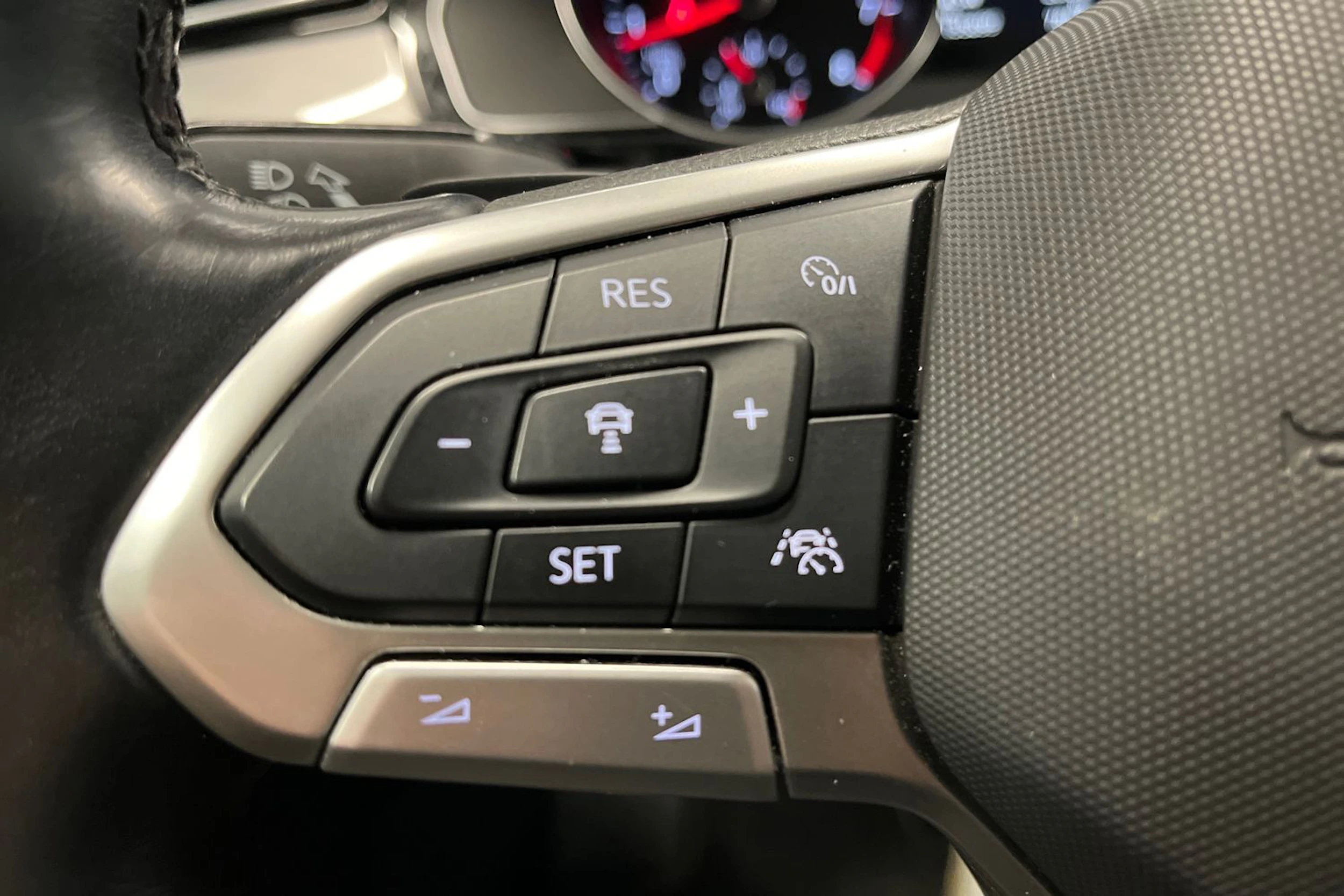 valkoinen Volkswagen Passat 2021 kuva 35.