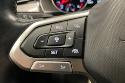 valkoinen Volkswagen Passat 2021 kuva 35.