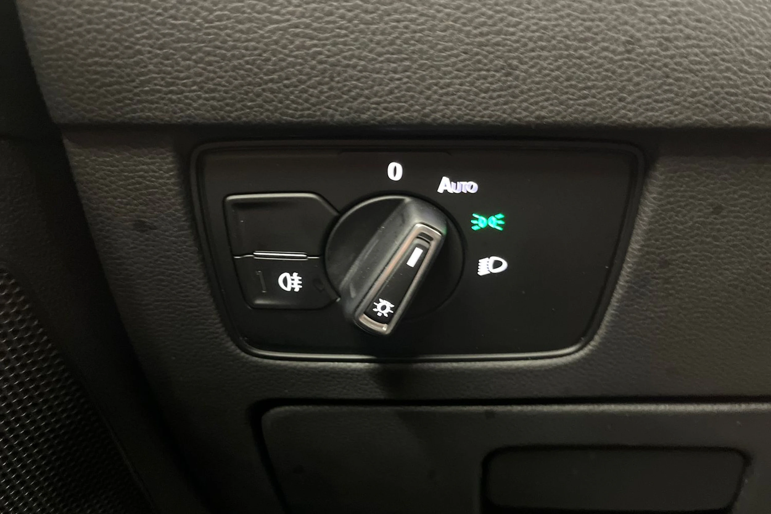 valkoinen Volkswagen Passat 2021 kuva 37.