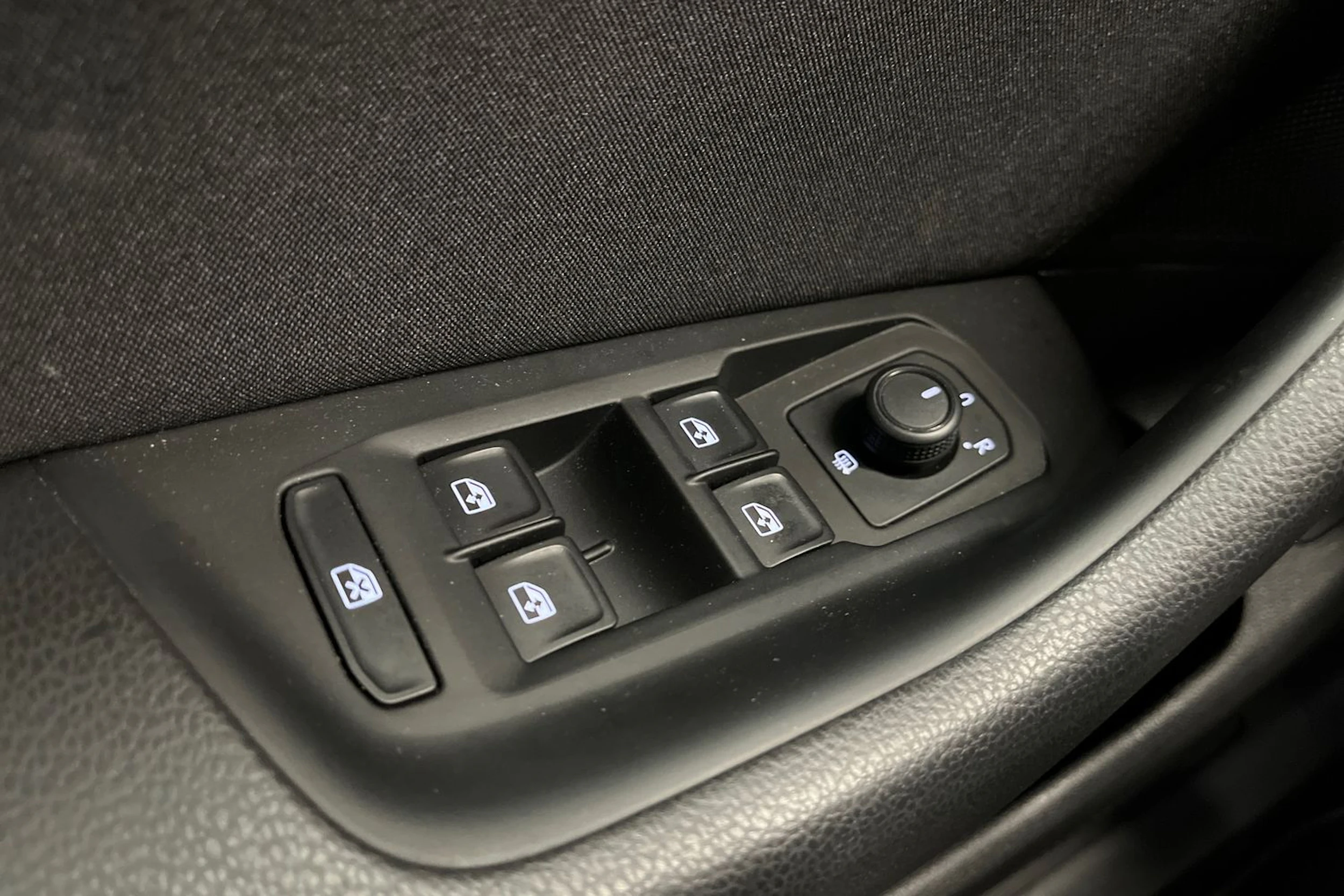 valkoinen Volkswagen Passat 2021 kuva 38.