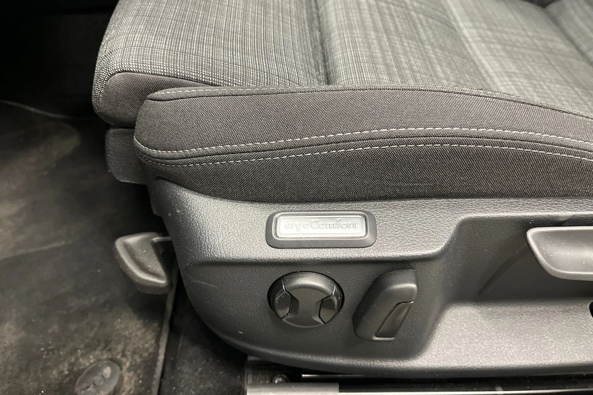 valkoinen Volkswagen Passat 2021 kuva 39.