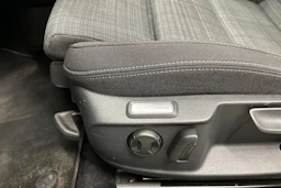 valkoinen Volkswagen Passat 2021 kuva 39.