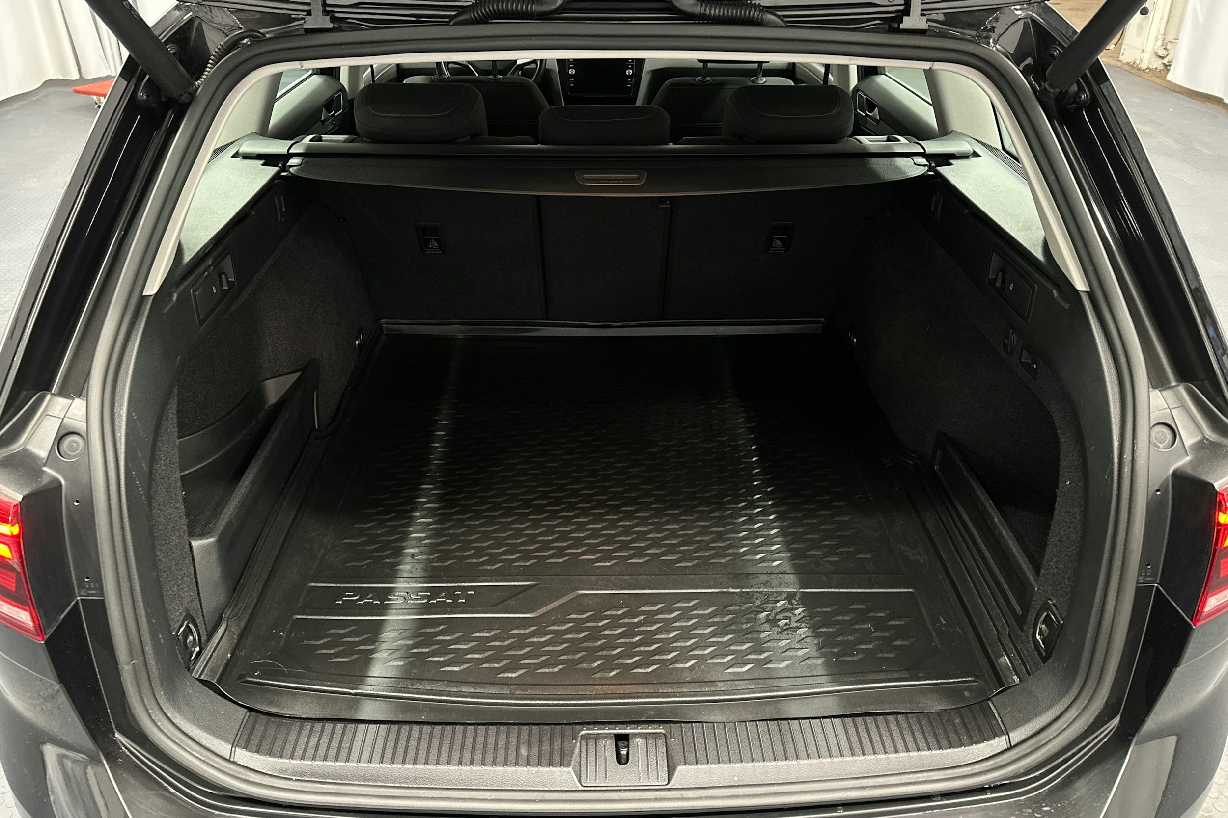 harmaa Volkswagen Passat 2021 kuva 14.