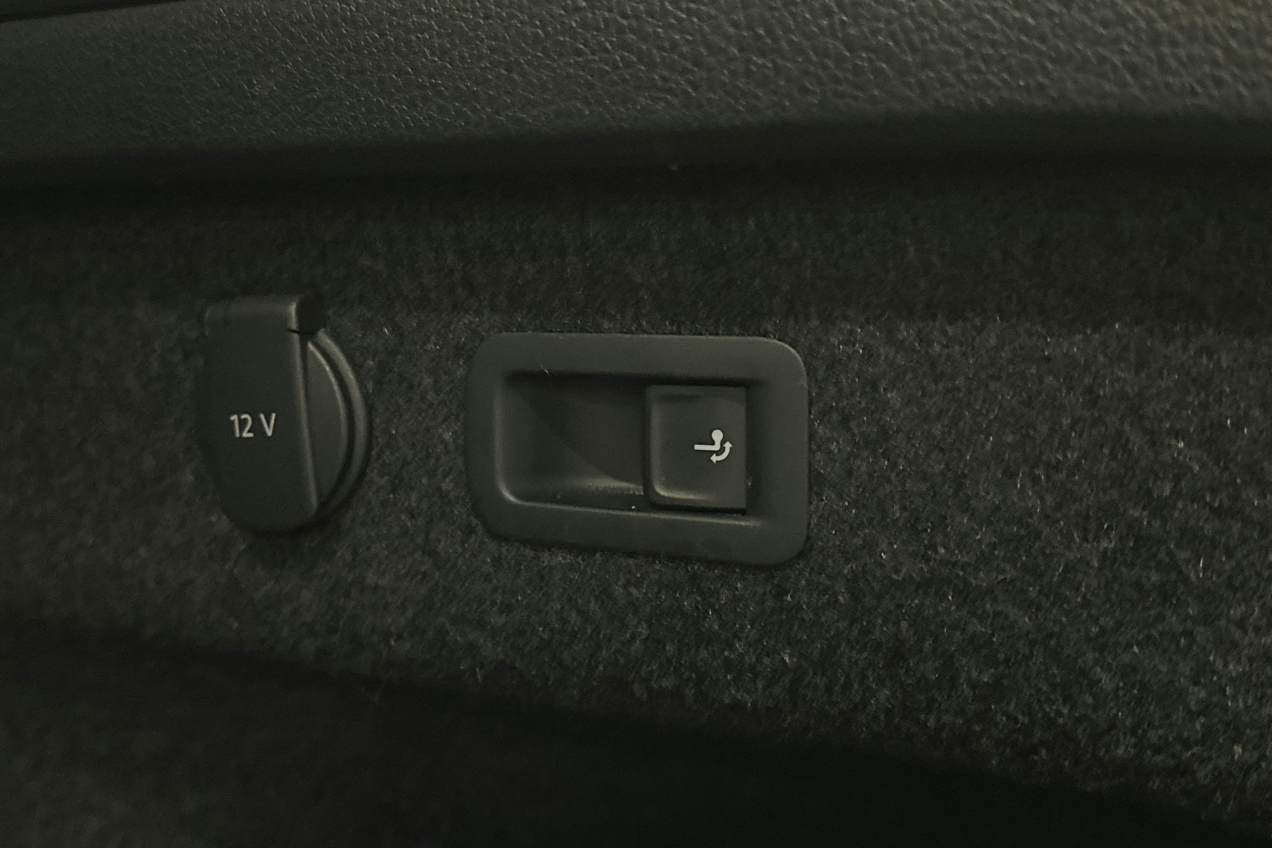 harmaa Volkswagen Passat 2021 kuva 16.