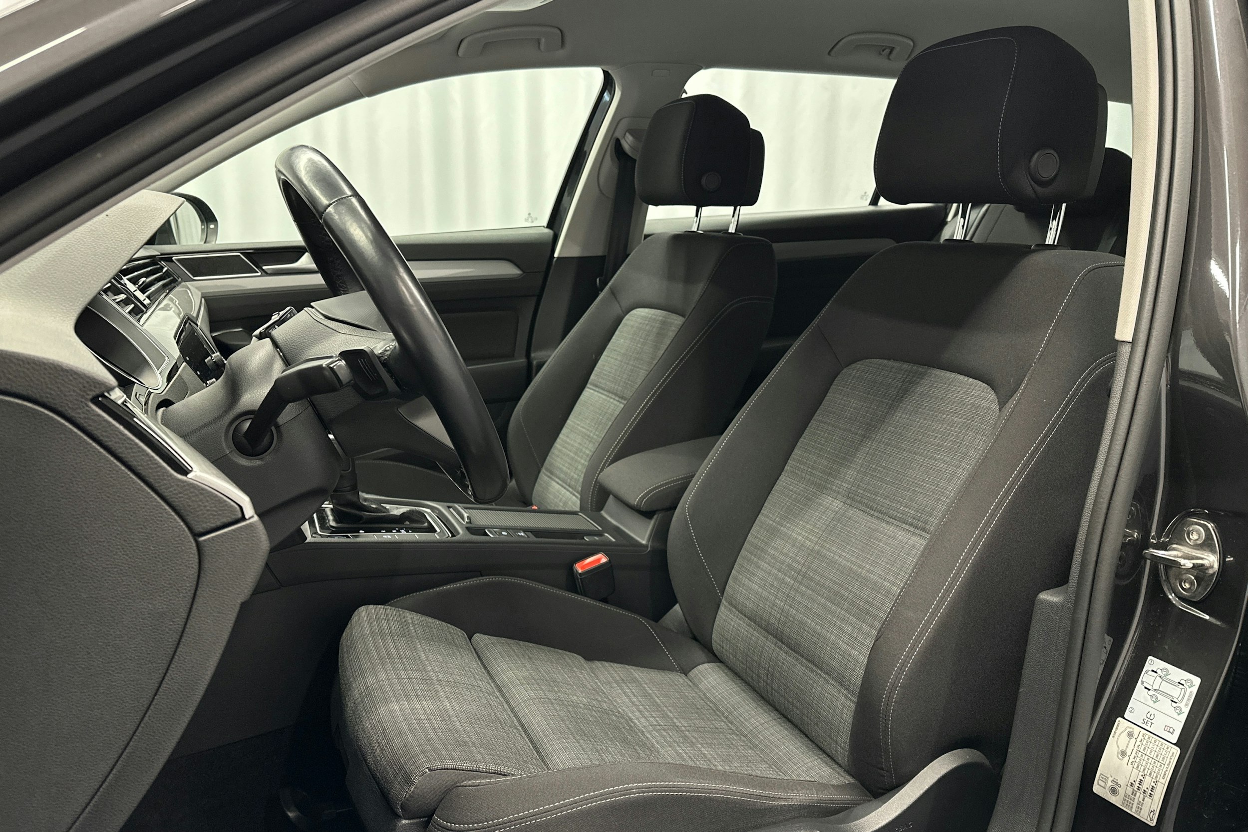 harmaa Volkswagen Passat 2021 kuva 18.