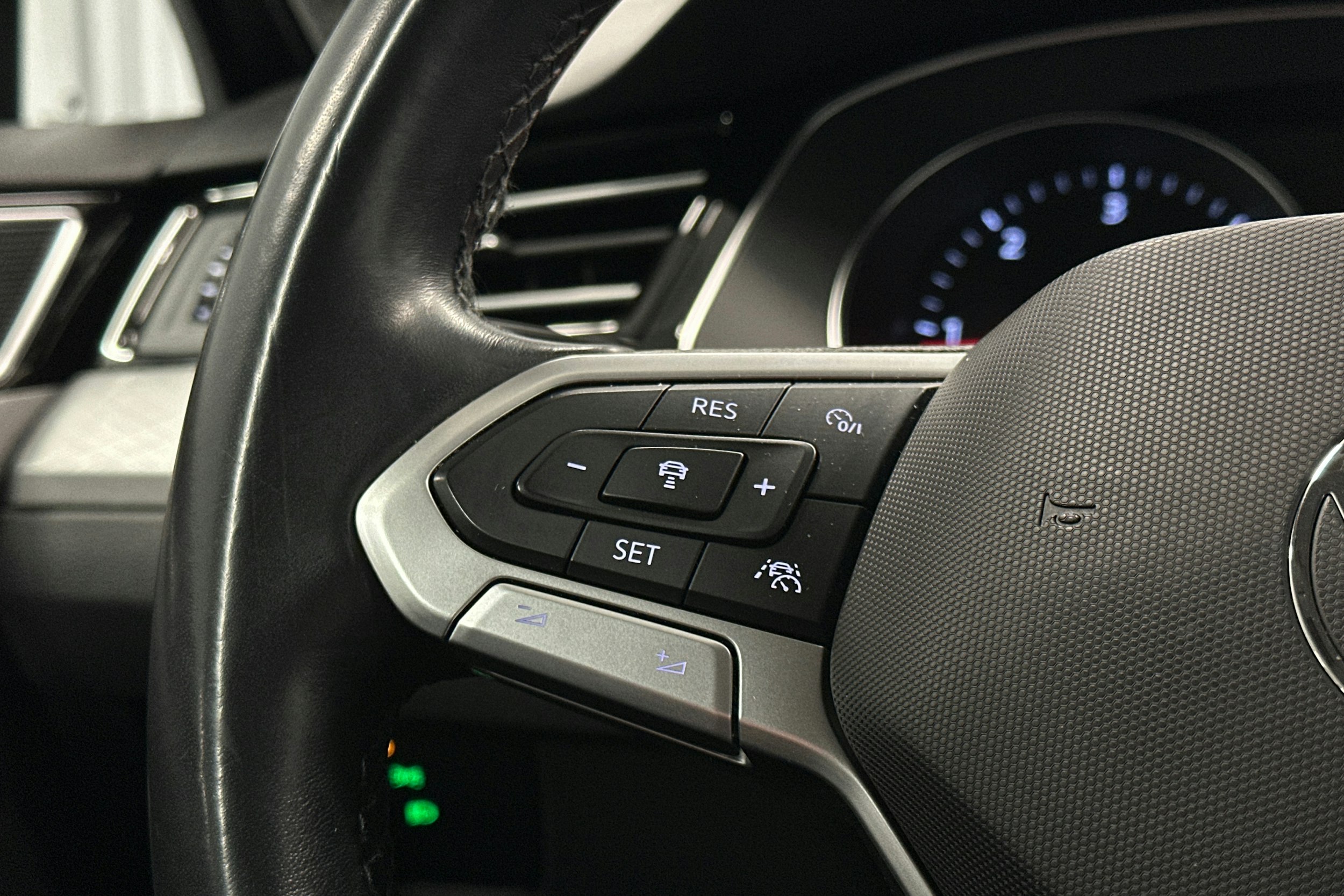 harmaa Volkswagen Passat 2021 kuva 20.