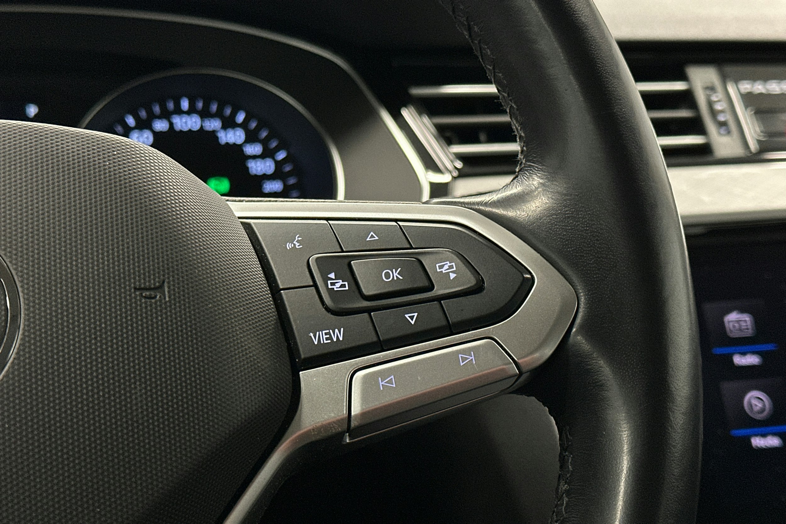 harmaa Volkswagen Passat 2021 kuva 21.