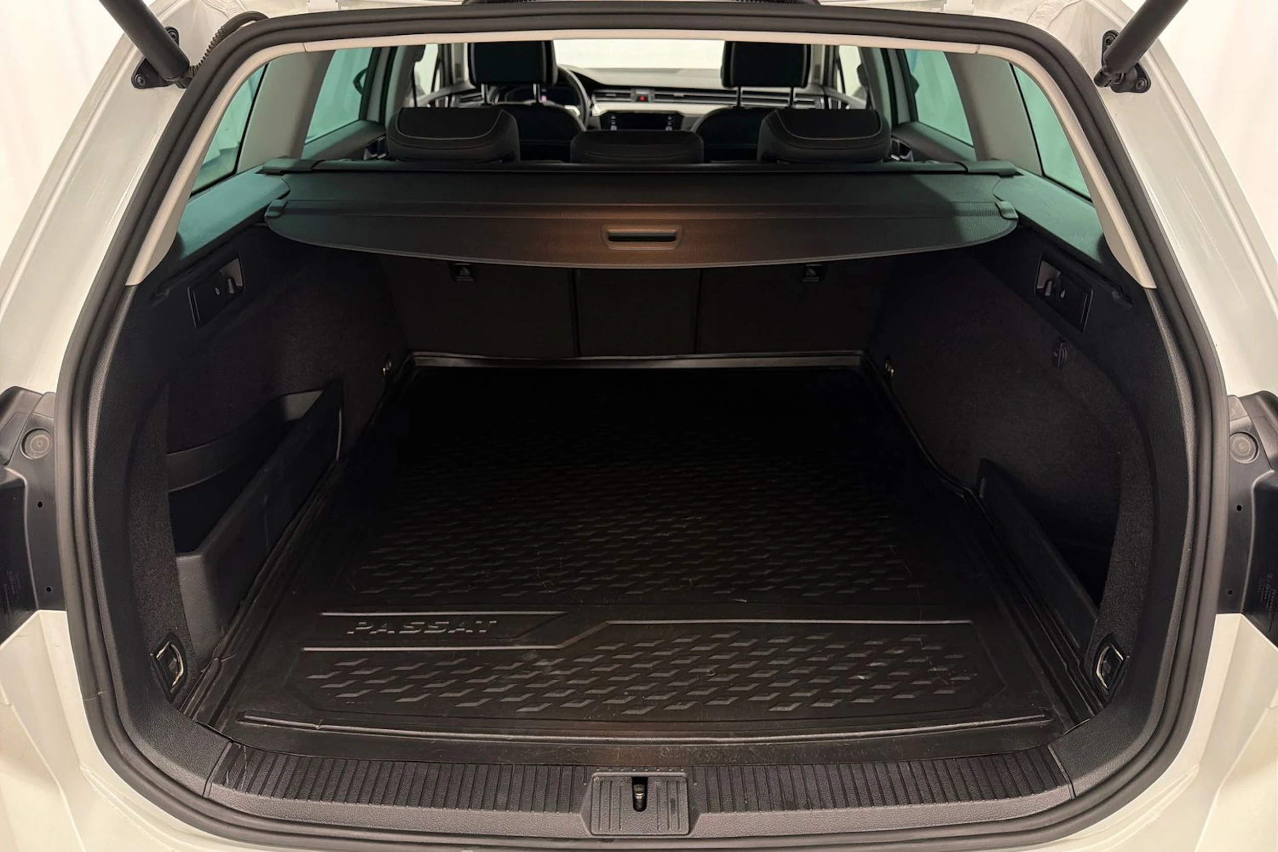 Valkoinen Volkswagen PASSAT 2021 kuva 13.