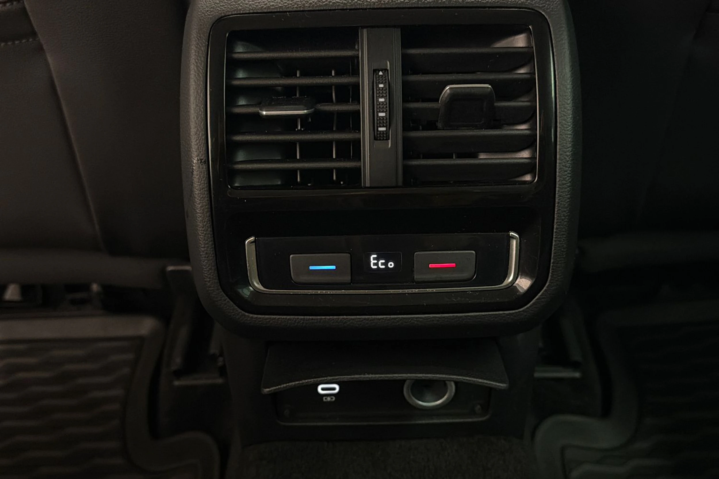 Valkoinen Volkswagen PASSAT 2021 kuva 15.