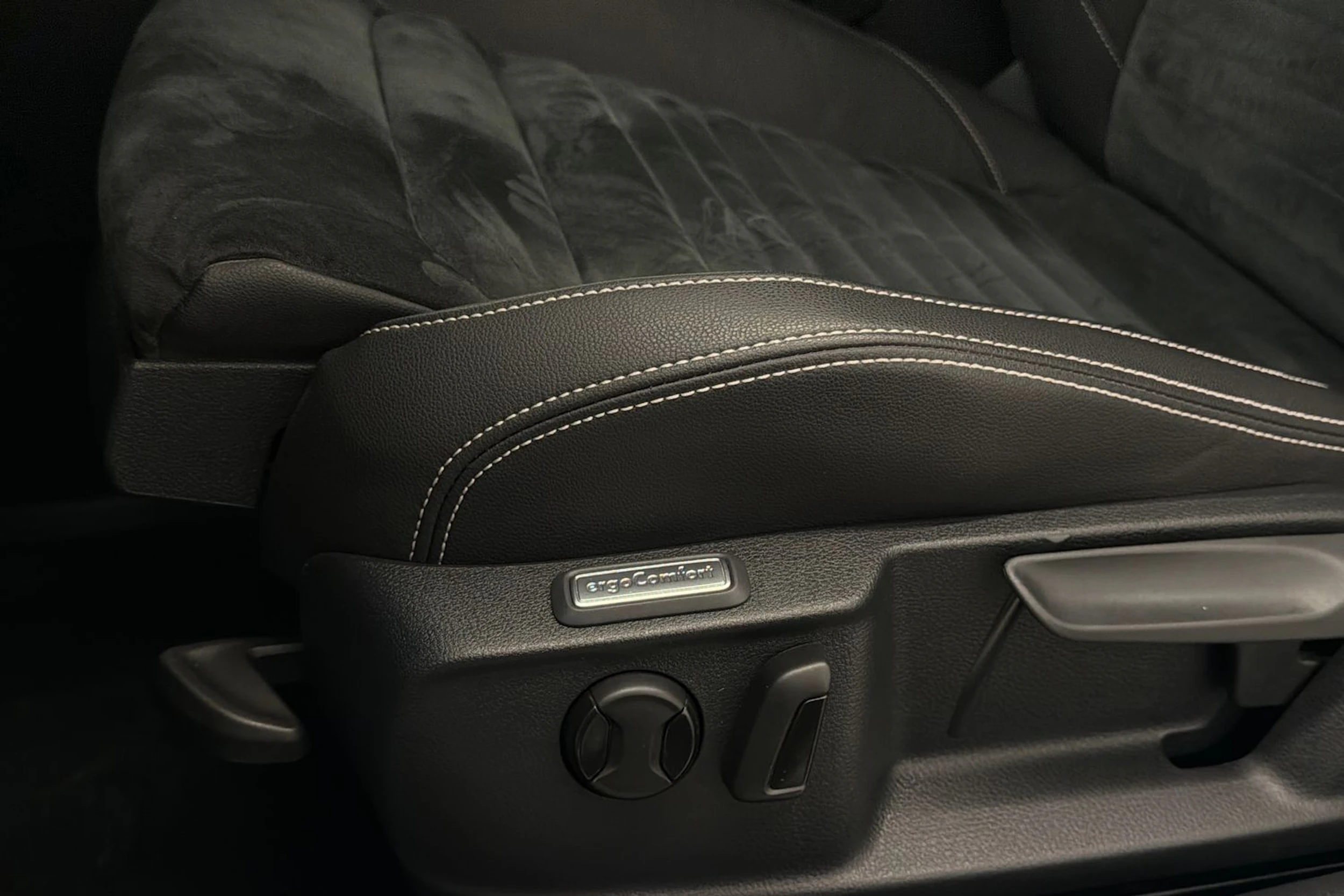 Valkoinen Volkswagen PASSAT 2021 kuva 16.