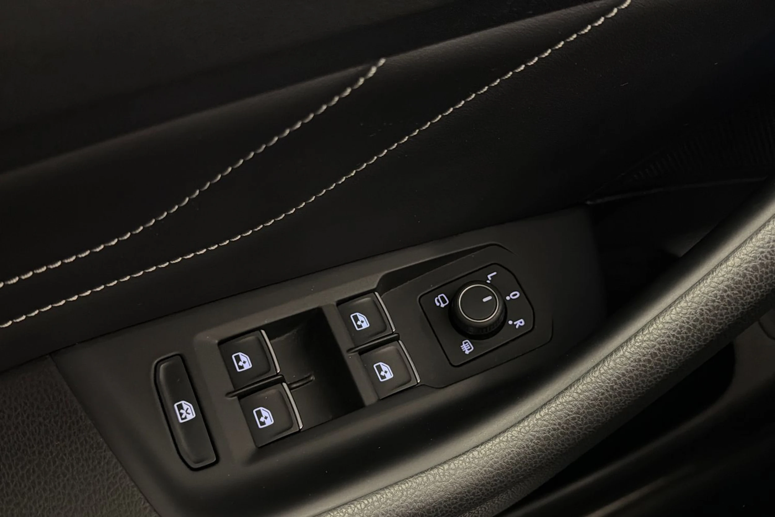 Valkoinen Volkswagen PASSAT 2021 kuva 17.