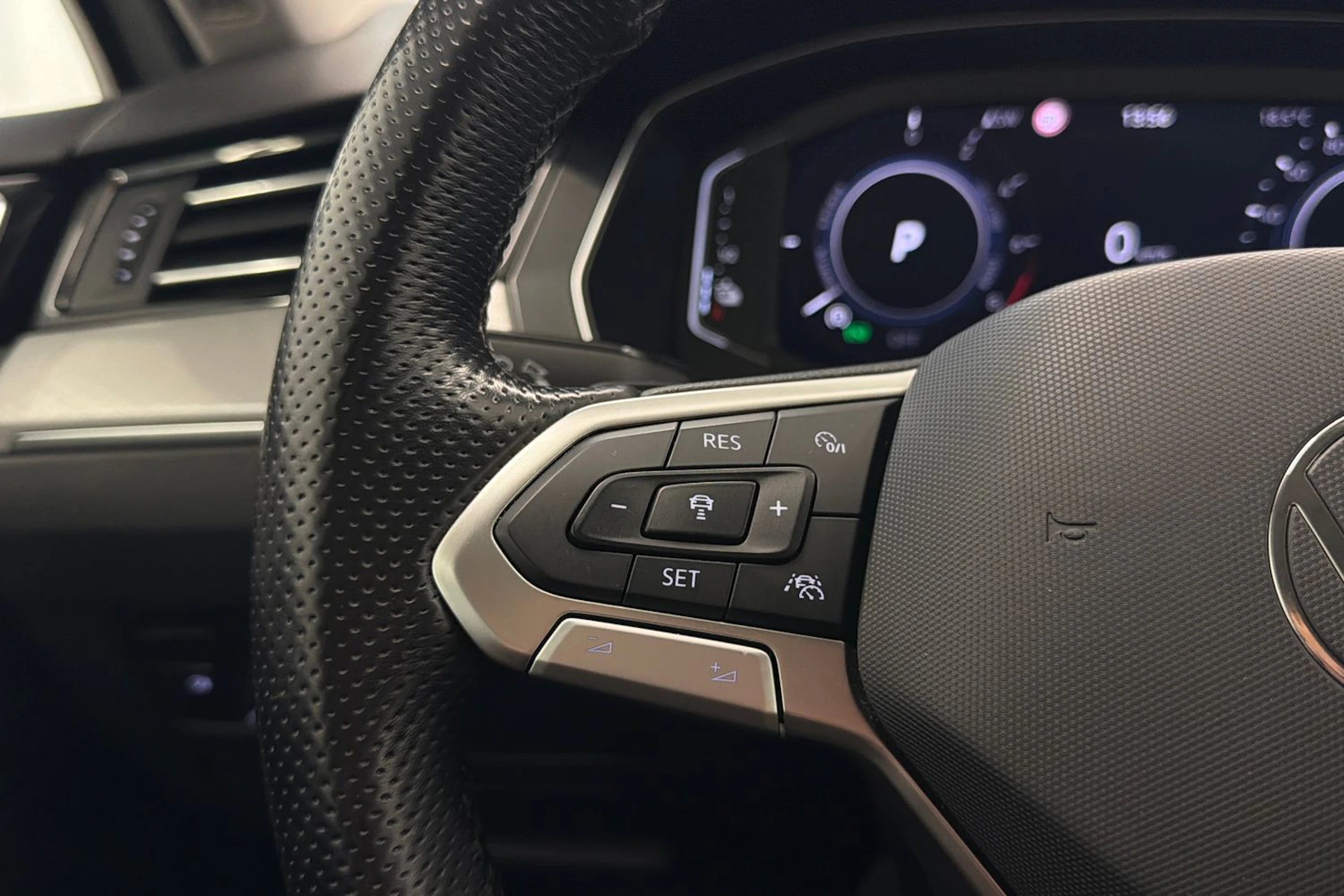 Valkoinen Volkswagen PASSAT 2021 kuva 20.
