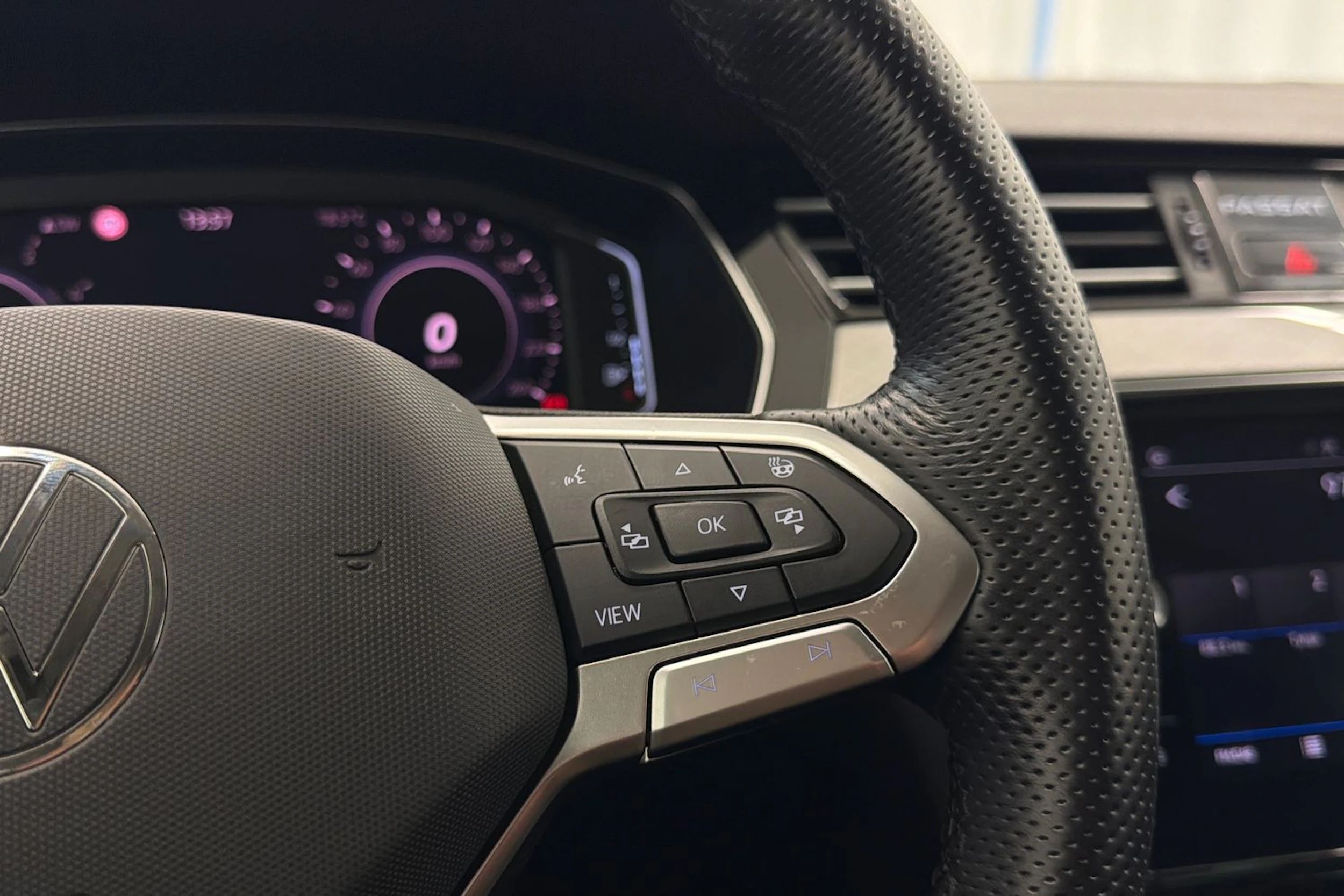 Valkoinen Volkswagen PASSAT 2021 kuva 21.