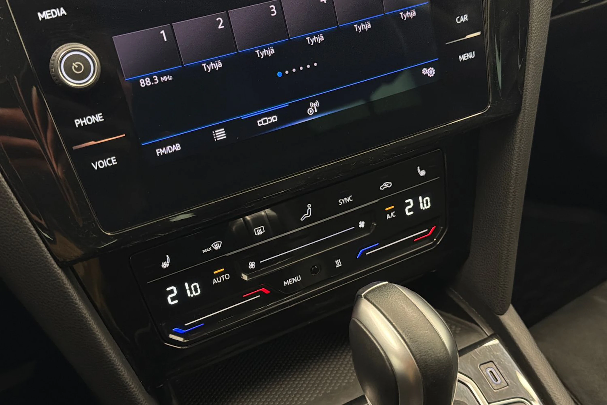 Valkoinen Volkswagen PASSAT 2021 kuva 23.