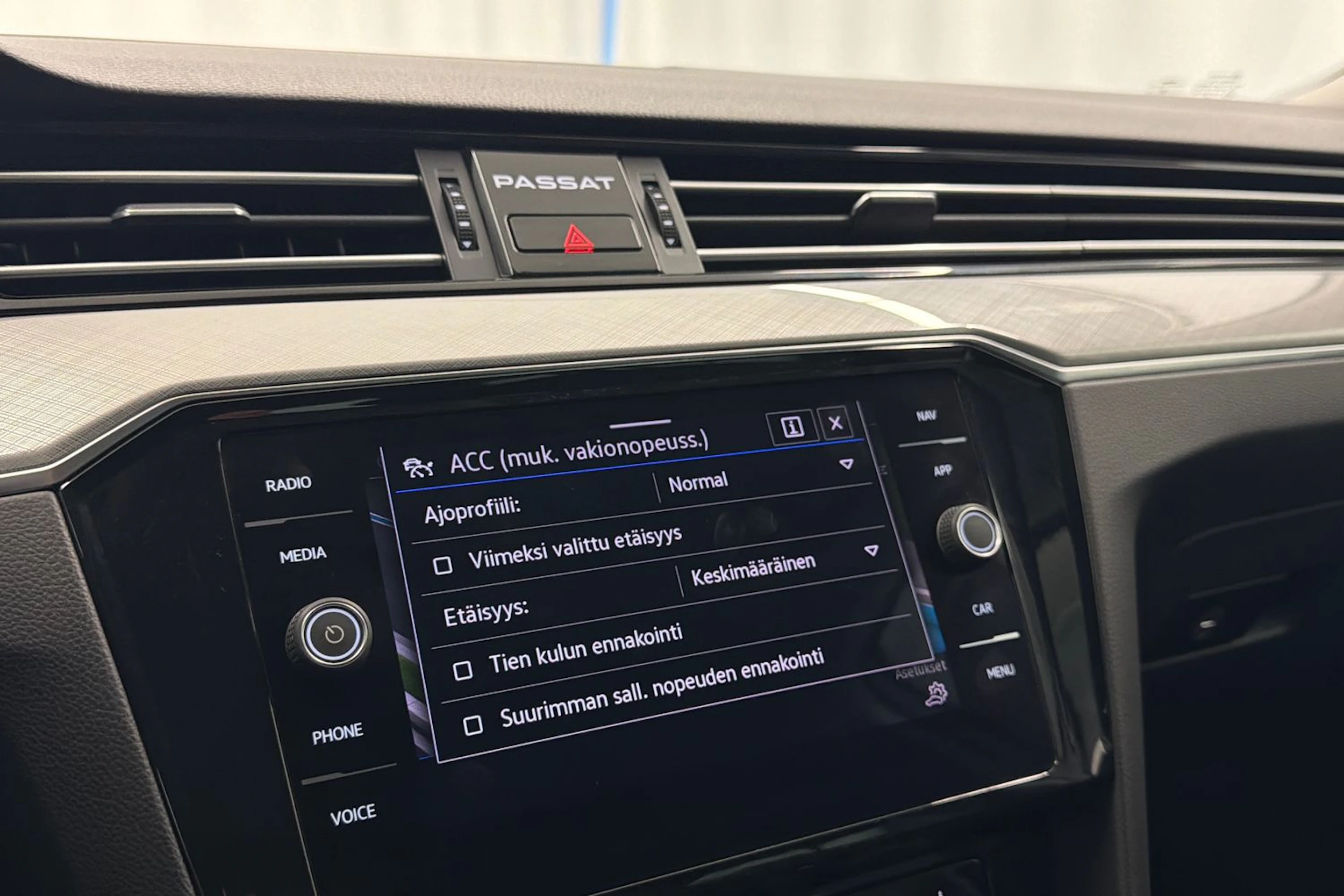 Valkoinen Volkswagen PASSAT 2021 kuva 26.
