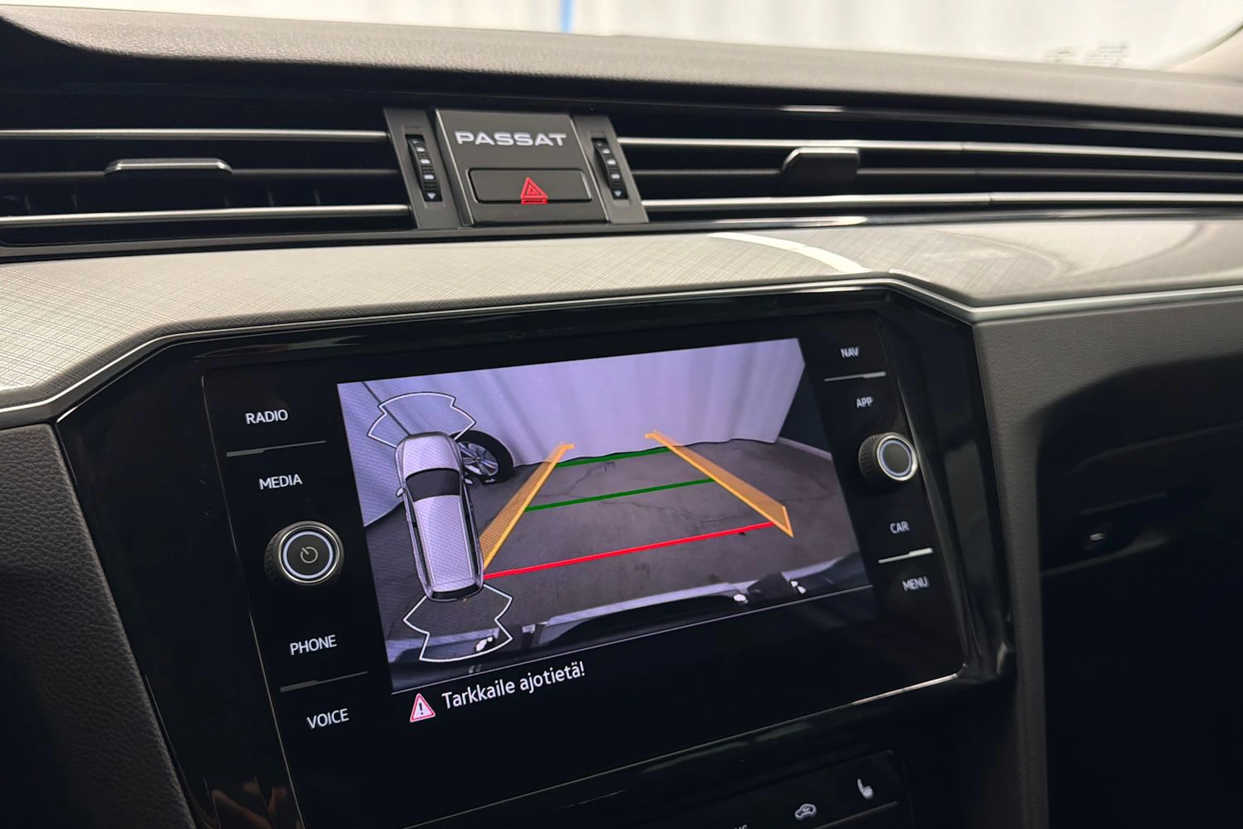 Valkoinen Volkswagen PASSAT 2021 kuva 30.