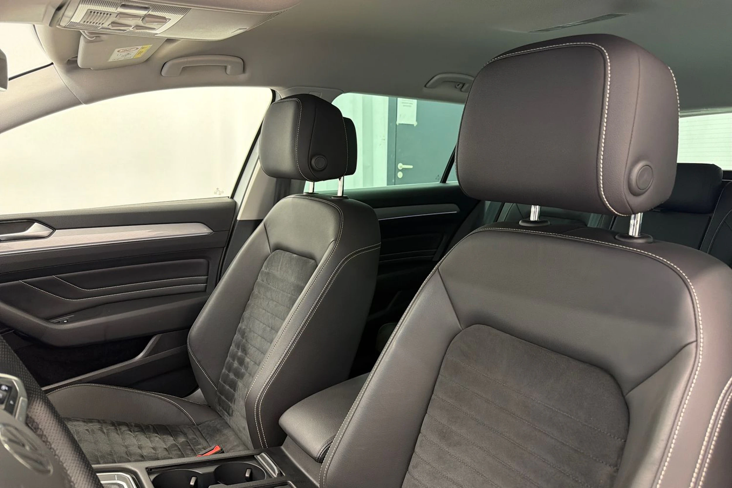 Valkoinen Volkswagen PASSAT 2021 kuva 32.