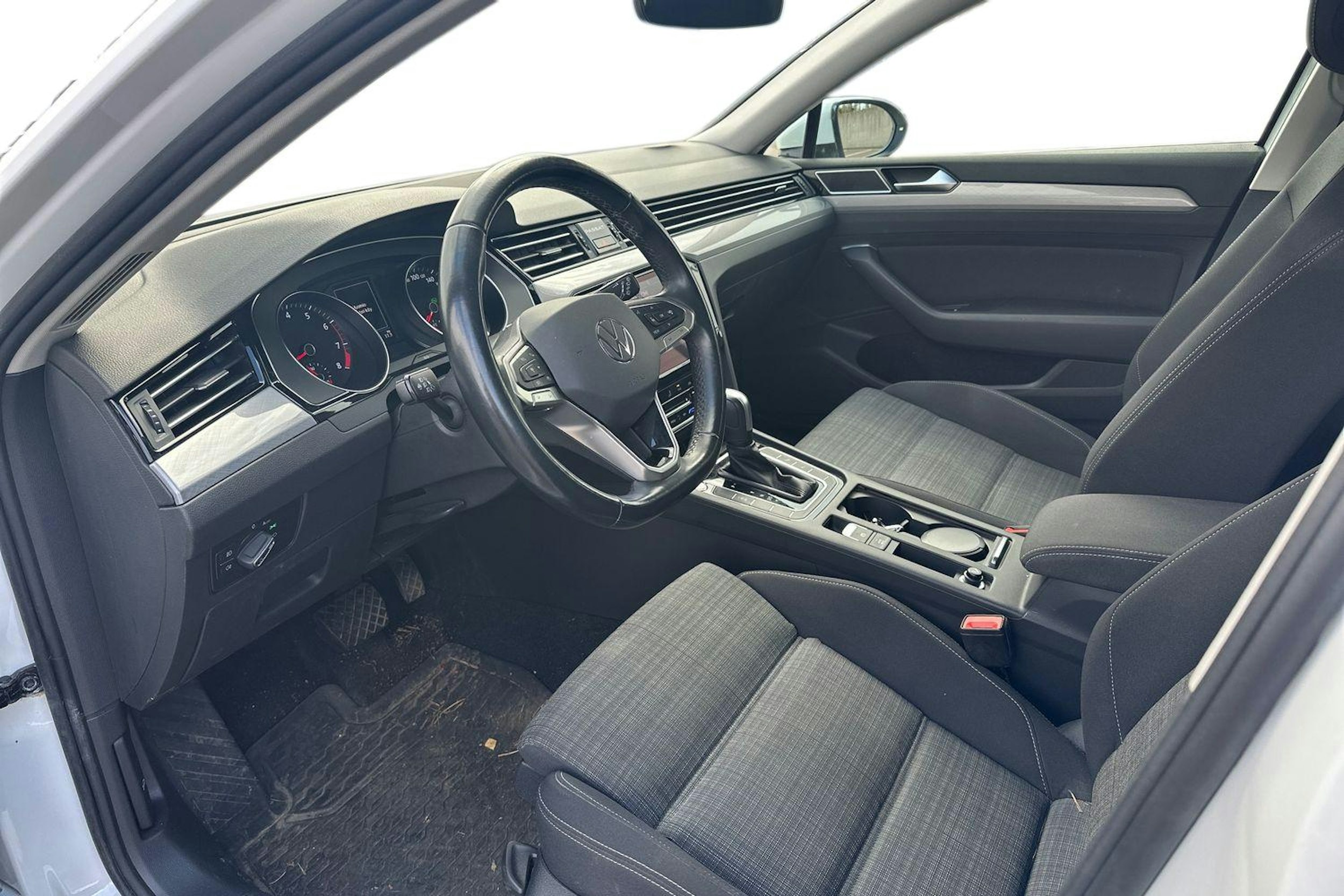 valkoinen Volkswagen Passat 2021 kuva 3.