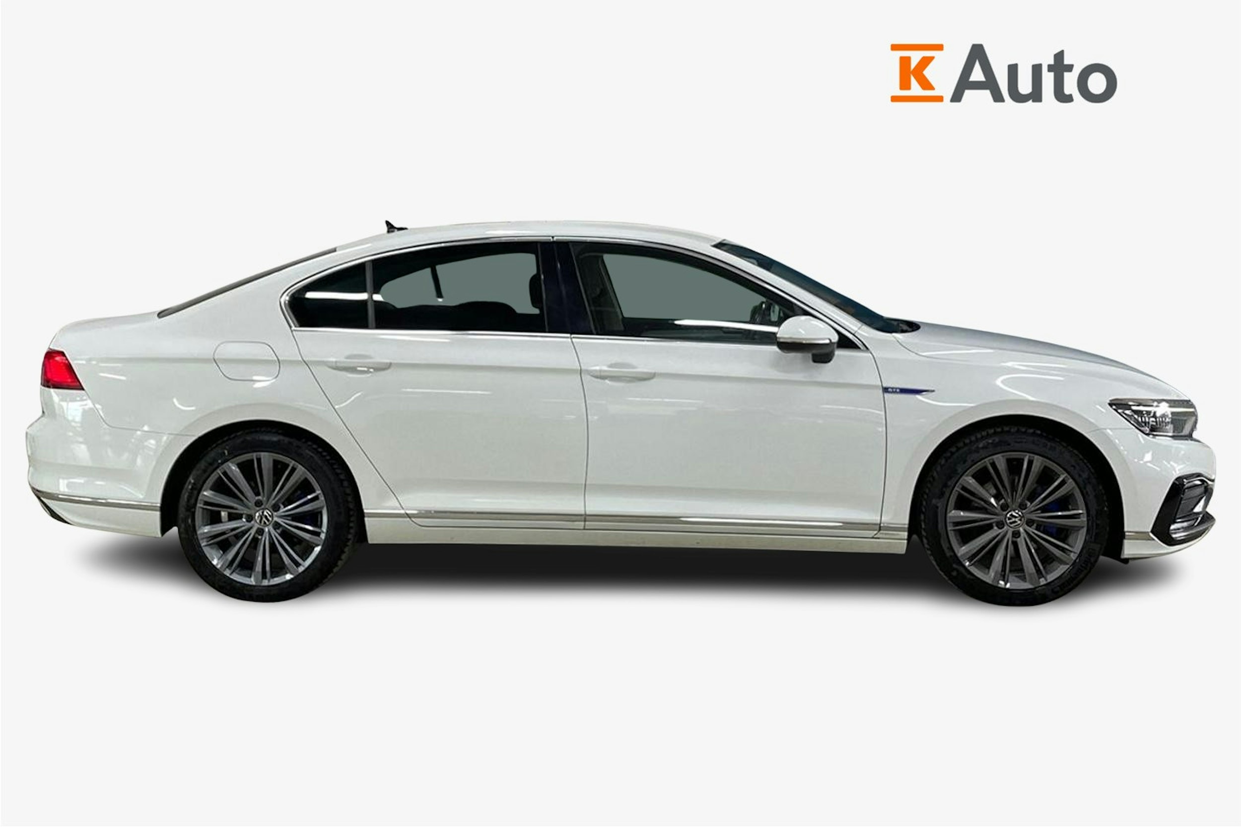 valkoinen Volkswagen Passat 2021 kuva 6.