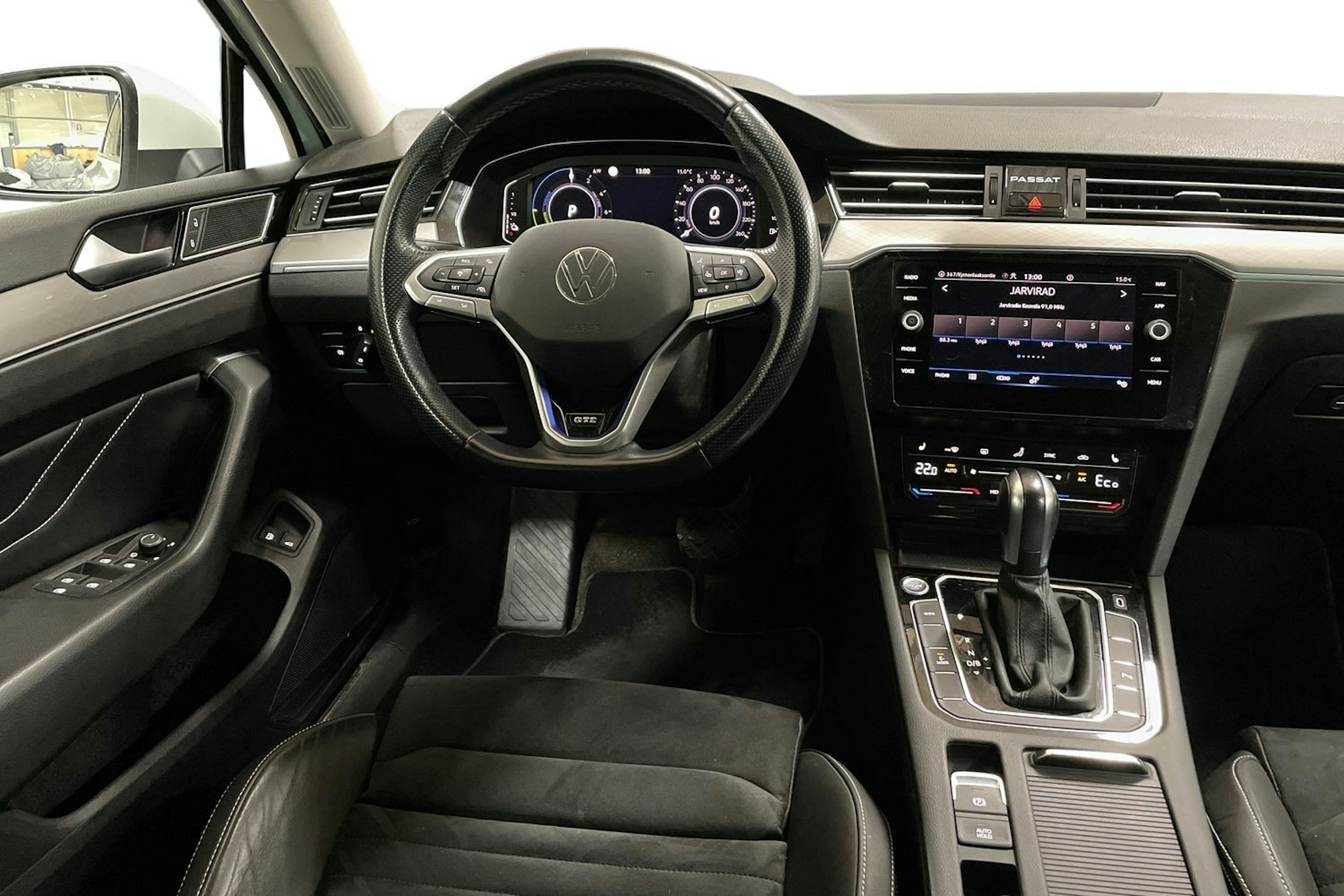 valkoinen Volkswagen Passat 2021 kuva 9.
