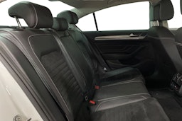 valkoinen Volkswagen Passat 2021 kuva 10.