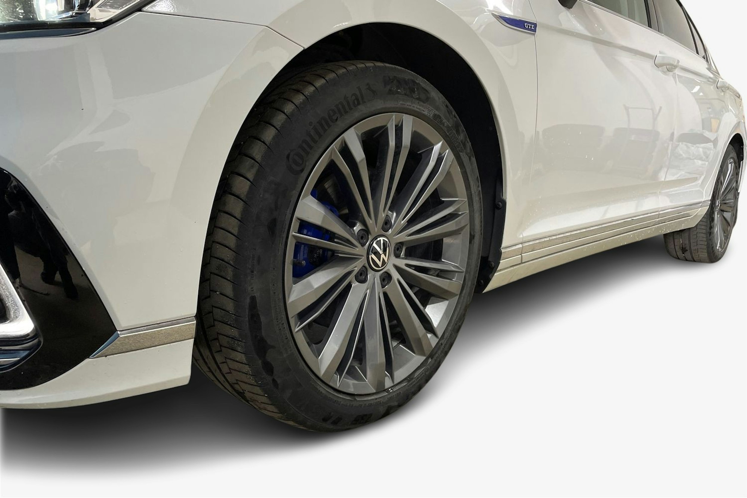 valkoinen Volkswagen Passat 2021 kuva 11.