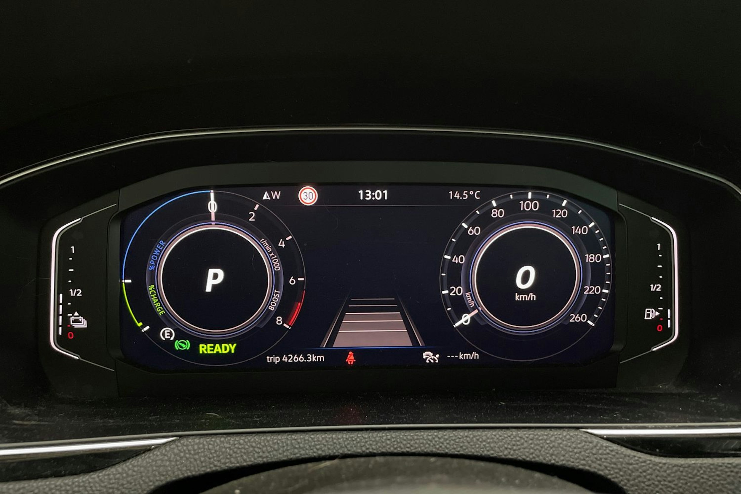 valkoinen Volkswagen Passat 2021 kuva 14.