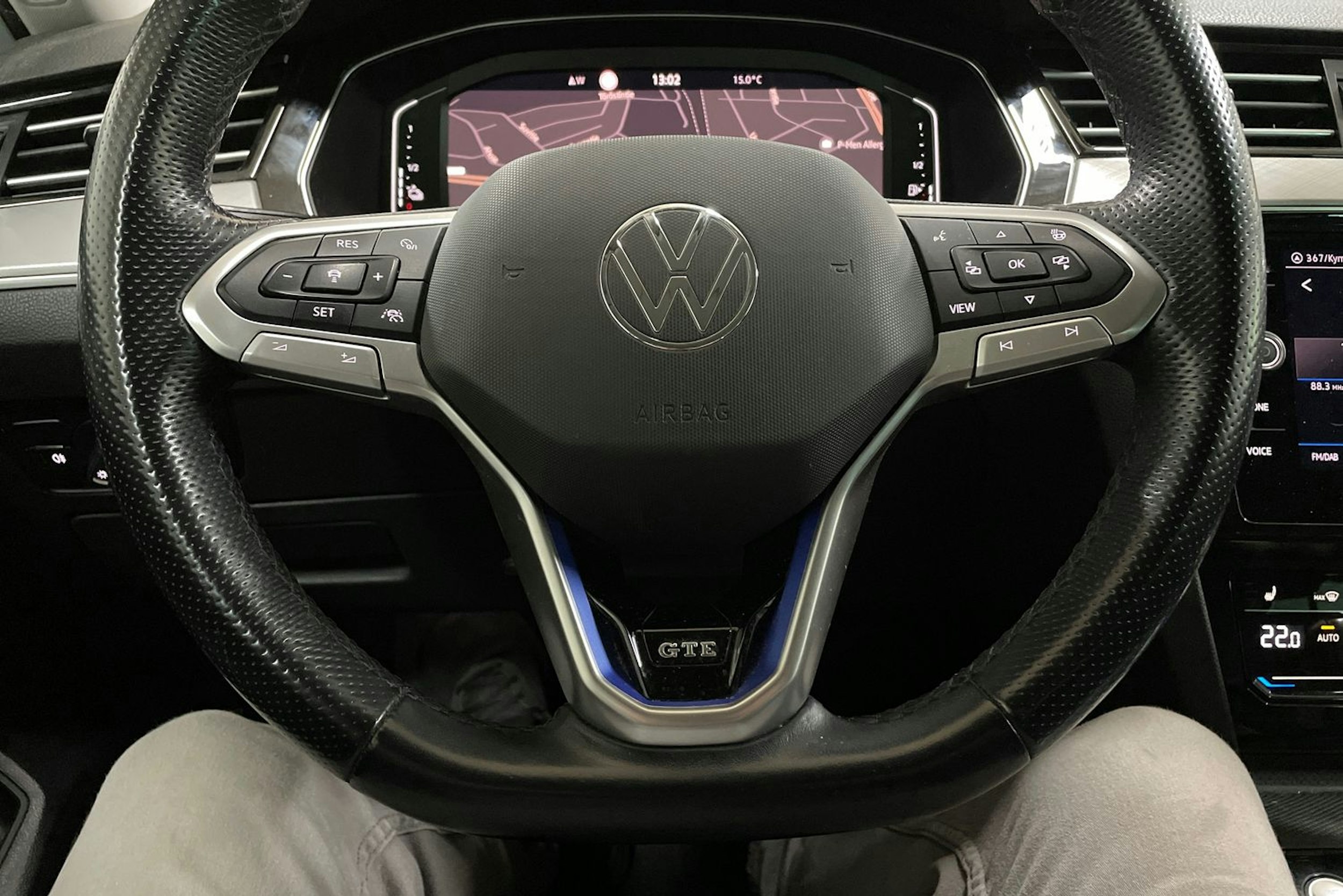 valkoinen Volkswagen Passat 2021 kuva 16.