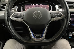 valkoinen Volkswagen Passat 2021 kuva 16.