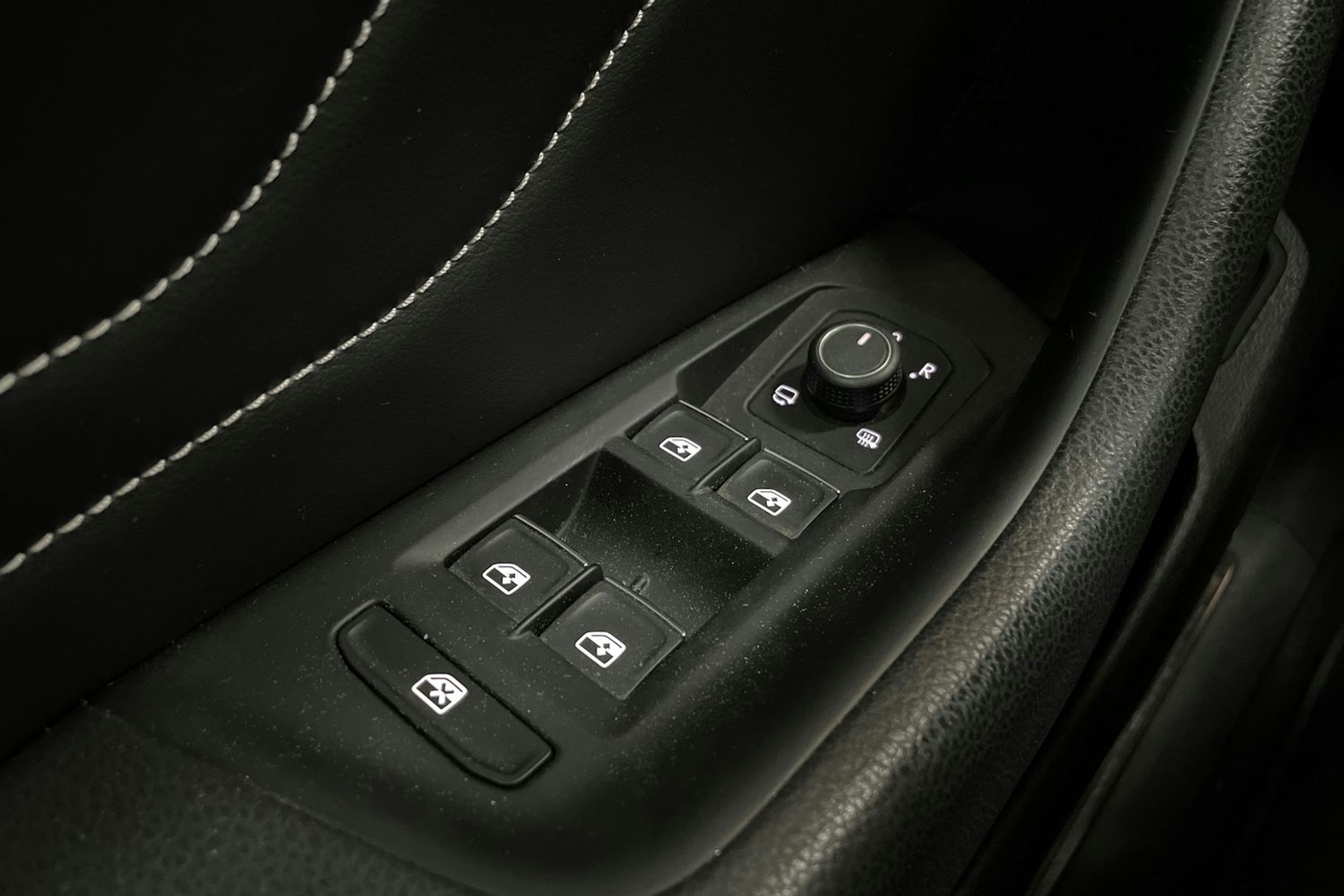 valkoinen Volkswagen Passat 2021 kuva 17.