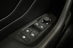 valkoinen Volkswagen Passat 2021 kuva 17.
