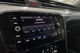 valkoinen Volkswagen Passat 2021 kuva 18.